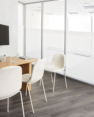 Set di 2 sedie da conferenza con rivestimento in bouclé bianco sporco e gambe in ferro, impilabili.