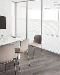 Set di 2 sedie da conferenza Seduta in poliestere tortora Schienale in plastica Gambe in ferro Arredo ufficio moderno