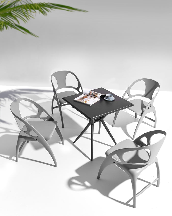 Set di 4 sedie da giardino in polipropilene grigio plastica leggera e resistente agli agenti atmosferici per interni e per esterni.