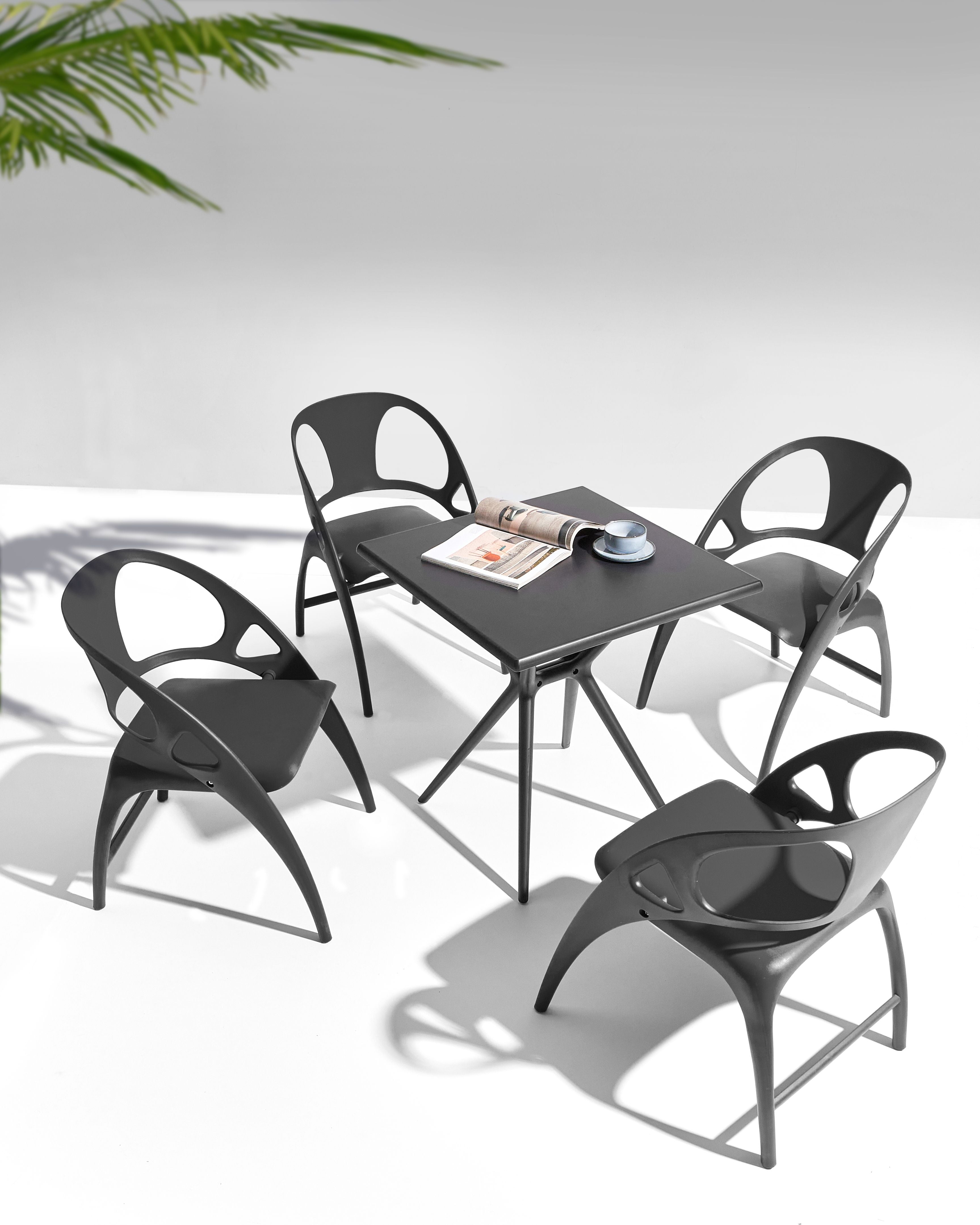 Set di 4 sedie da giardino in polipropilene nero plastica leggera e resistente agli agenti atmosferici per interni e per esterni.