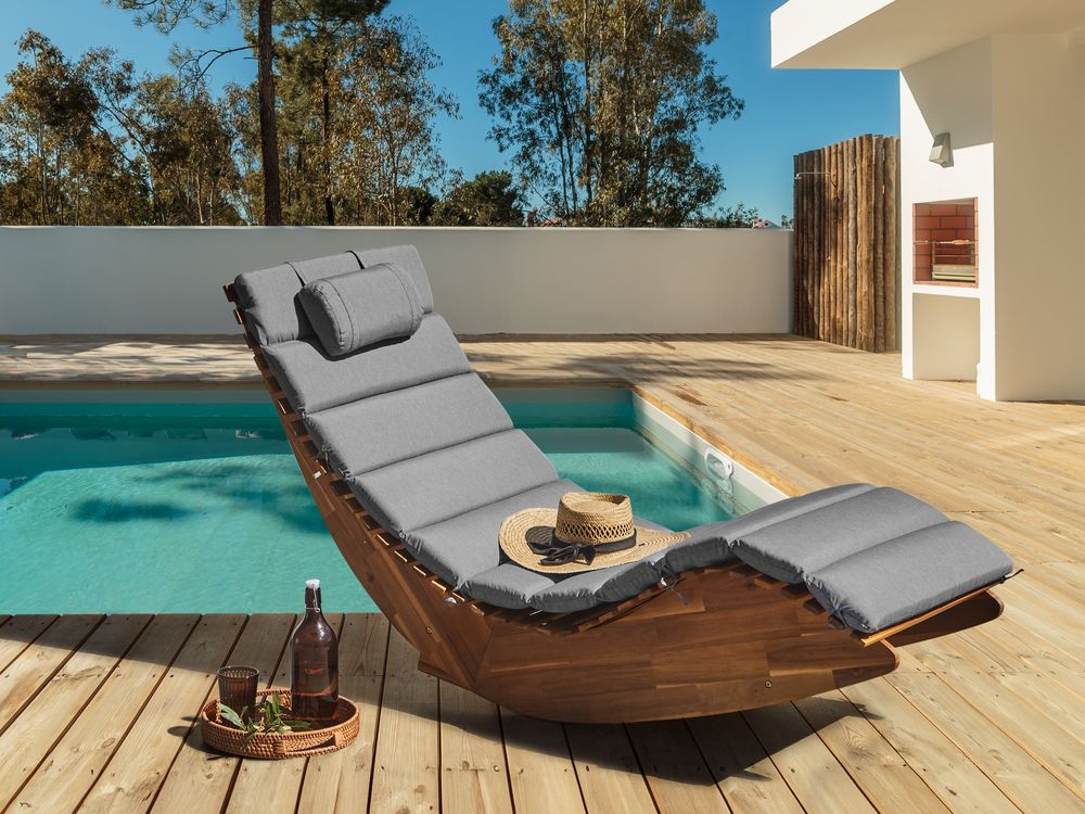 Lettino prendisole in legno di acacia Cuscino grigio a doghe Design a dondolo Forma curva