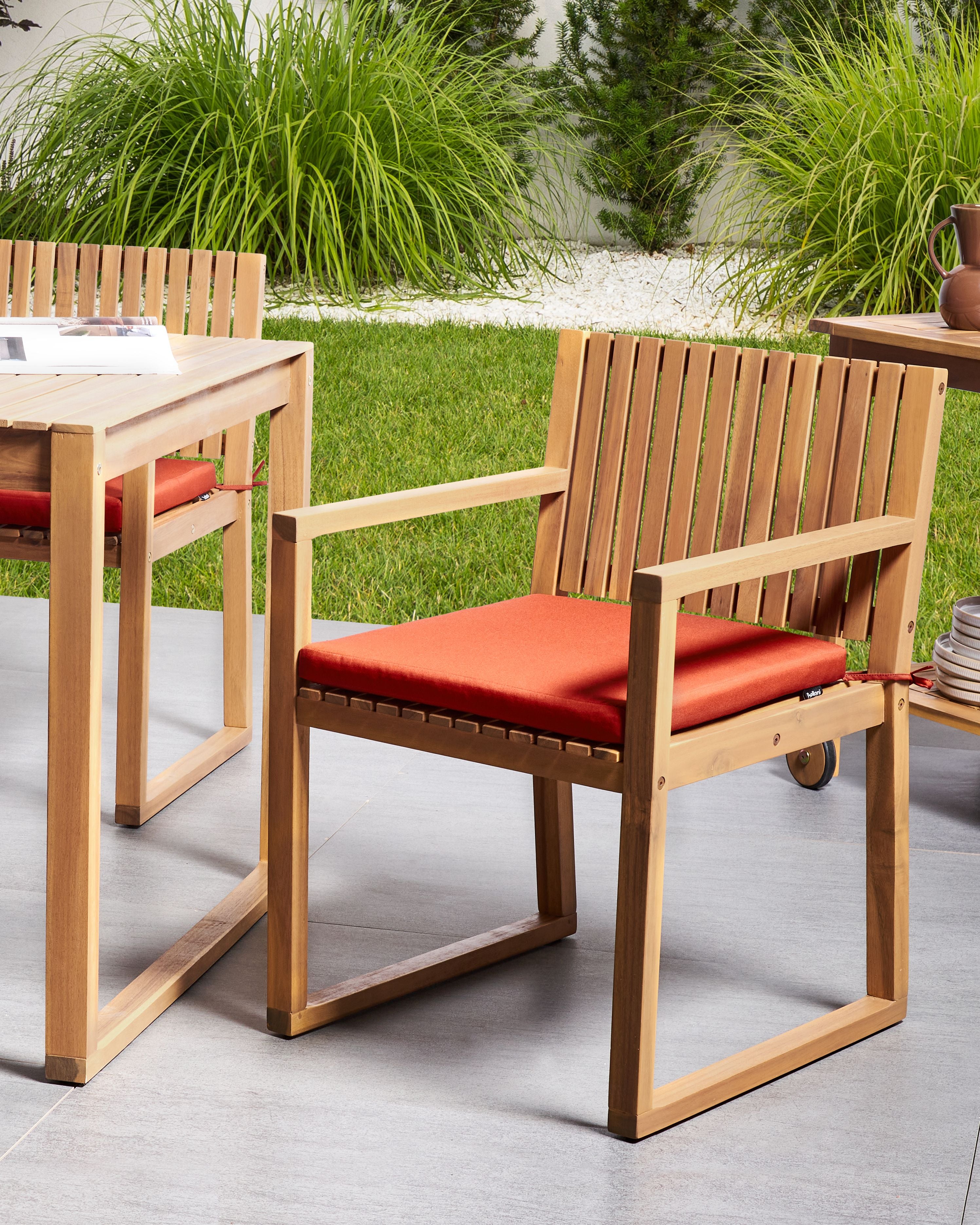Set di 2 sedie da pranzo da giardino per esterni in legno d'acacia con cuscini rosso resistente agli agenti atmosferici dal design classico