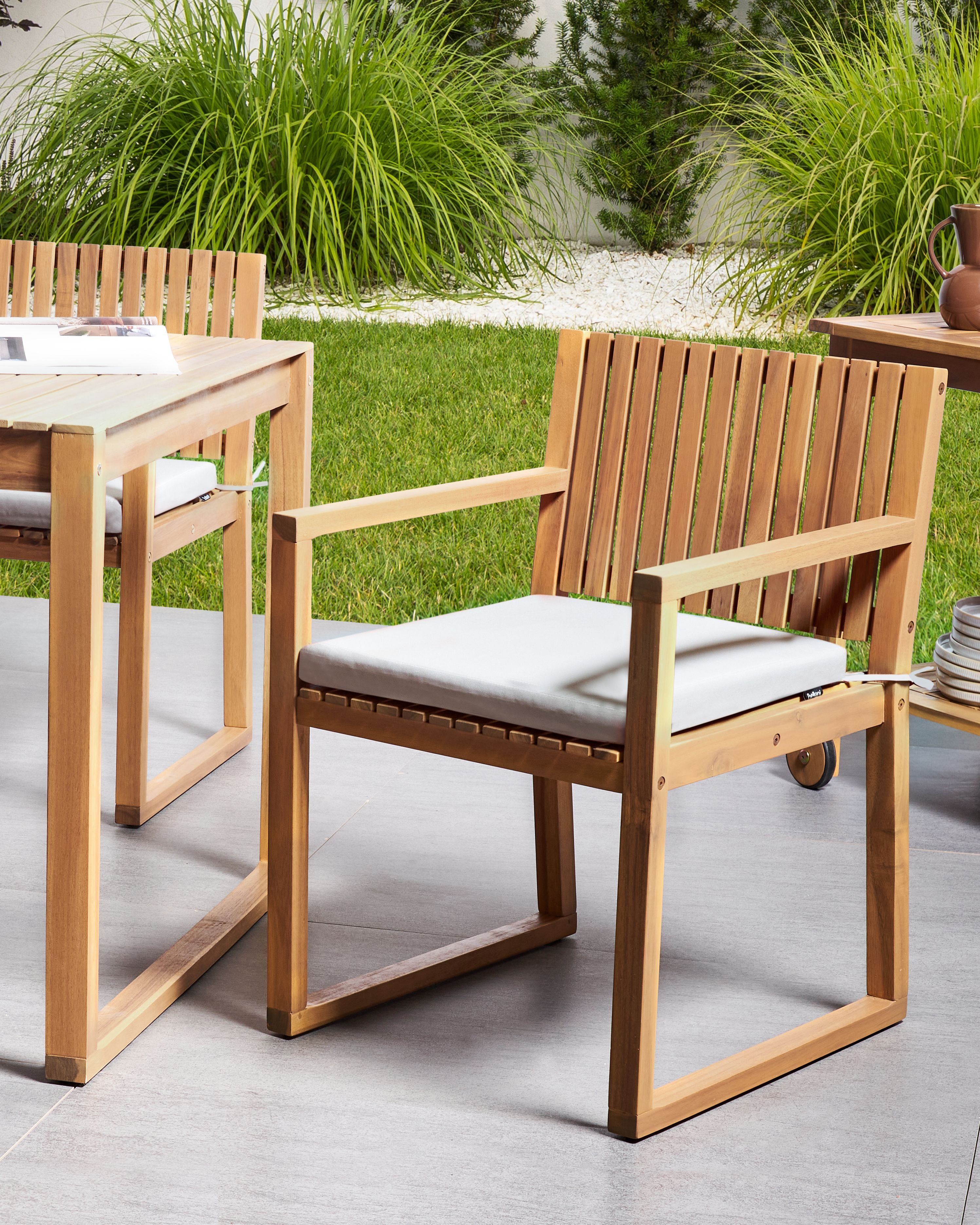 Set di 2 sedie da pranzo da giardino per esterni in legno d'acacia con cuscini grigio chiaro resistente agli agenti atmosferici dal design classico