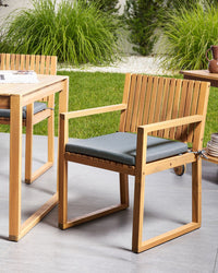Set di 2 sedie da pranzo da giardino per esterni in legno d'acacia con cuscini grigio resistente agli agenti atmosferici dal design classico