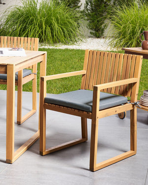 Set di 2 sedie da pranzo da giardino per esterni in legno d'acacia con cuscini grigio resistente agli agenti atmosferici dal design classico