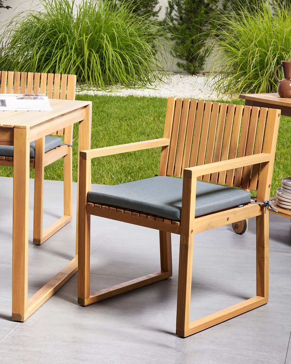 Set di 2 sedie da pranzo da giardino per esterni in legno d'acacia con cuscini grigio resistente agli agenti atmosferici dal design classico