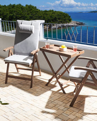 Set di 2 sedie da giardino rustiche in legno d'acacia naturale e cuscini grigio chiaro regolabili e pieghevoli per esterni con braccioli in stile rustico