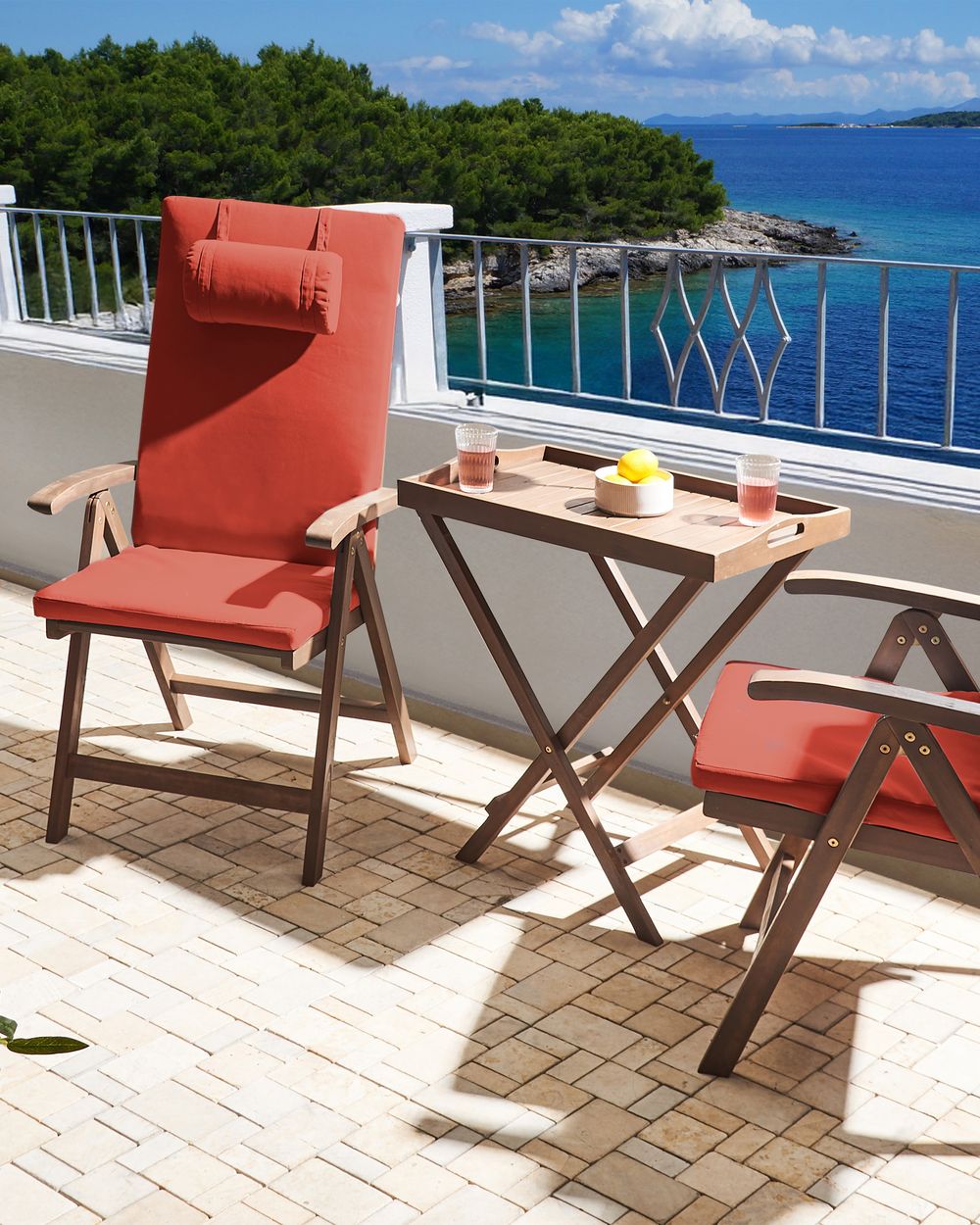 Set di 2 sedie da giardino rustiche in legno d'acacia naturale e cuscini rosso regolabili e pieghevoli per esterni con braccioli in stile rustico