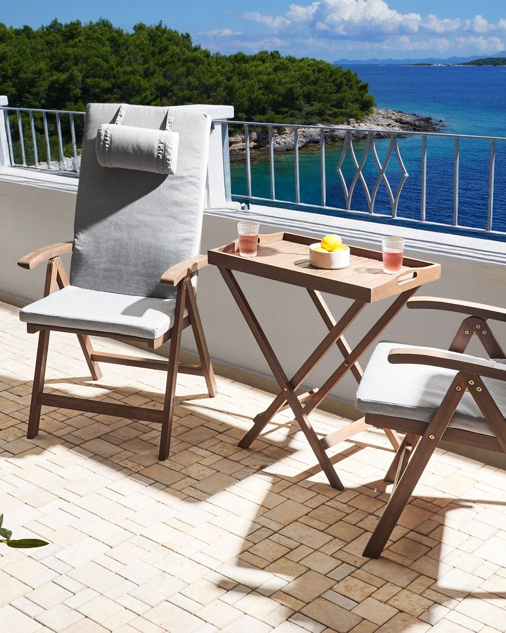 Set di 2 sedie da giardino rustiche in legno d'acacia naturale e cuscini grigio regolabili e pieghevoli per esterni con braccioli in stile rustico