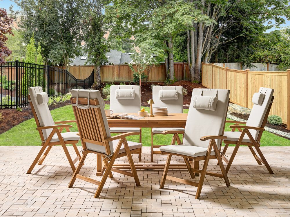 Set da pranzo da giardino a 6 posti in legno di acacia e sedie pieghevoli con cuscini tortora regolabili per esterni in stile country