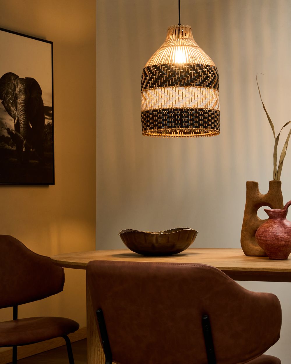 Lampada a sospensione con paralume in rattan bianco e nero intrecciato struttura in ferro stile boho