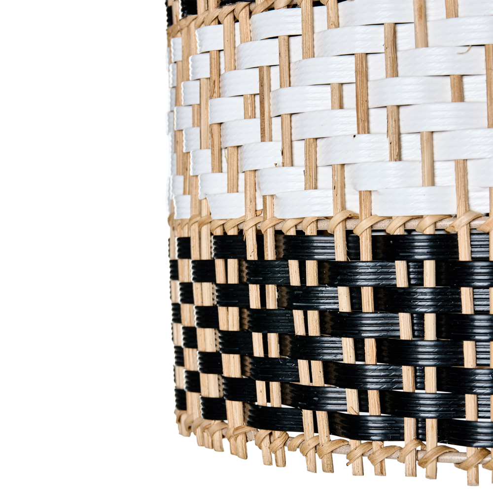 Lampada a sospensione con paralume in rattan bianco e nero intrecciato struttura in ferro stile boho