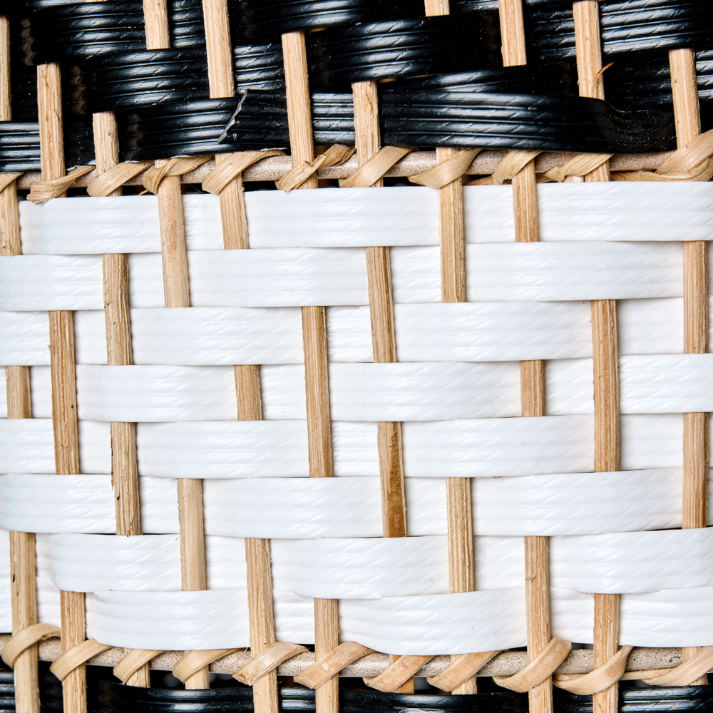 Lampada a sospensione con paralume in rattan bianco e nero intrecciato struttura in ferro stile boho