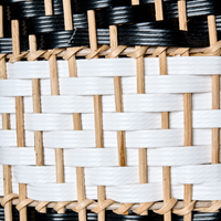 Lampada a sospensione con paralume in rattan bianco e nero intrecciato struttura in ferro stile boho