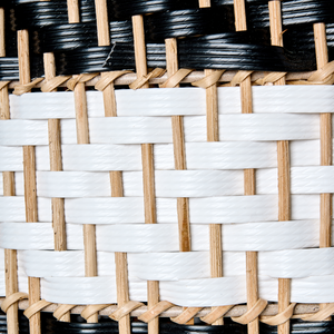 Lampada a sospensione con paralume in rattan bianco e nero intrecciato struttura in ferro stile boho