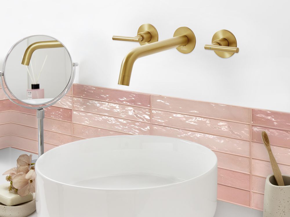 Rubinetto a doppia leva per lavabo a parete in ottone dorato