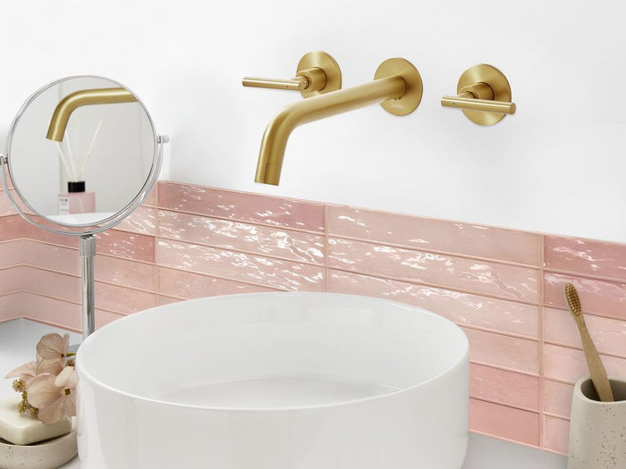 Rubinetto a doppia leva per lavabo a parete in ottone dorato