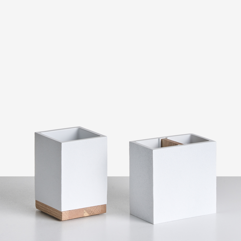 Set di 5 accessori da bagno con portasapone, dispenser, scopino, bicchiere e portaspazzolini bianco