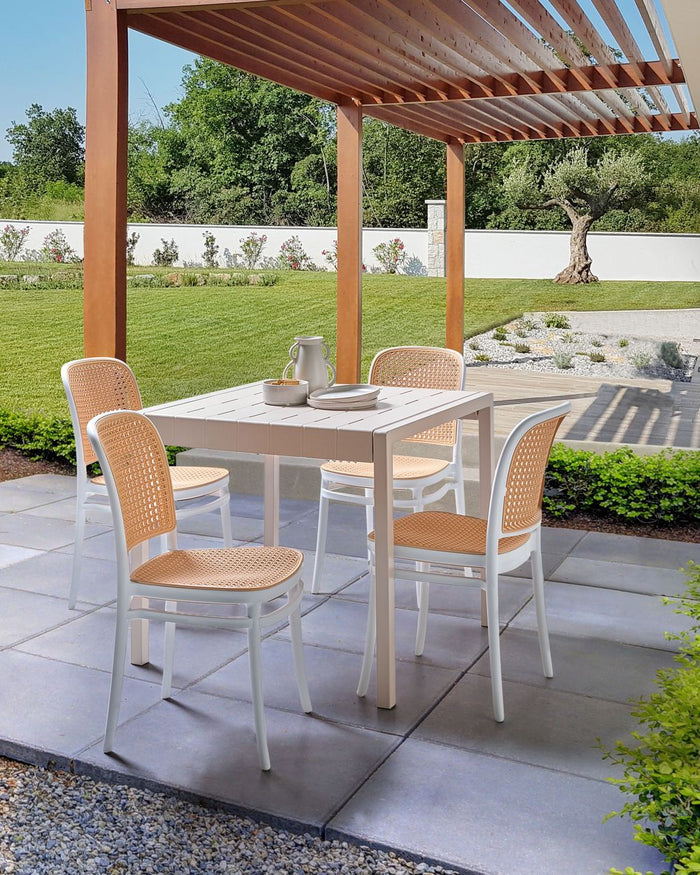 Set di 4 sedie da pranzo impilabili in plastica e senza braccioli, di colore beige e bianco stile moderno