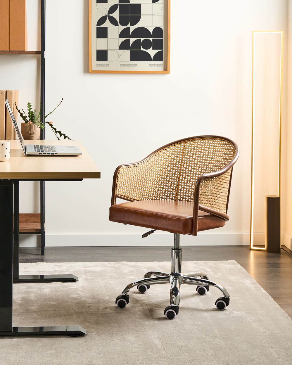 Sedia da ufficio in similpelle marrone con schienale in rattan PE girevole, altezza regolabile, con braccioli, per casa, ufficio, studio, tradizionale