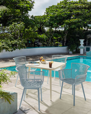 Set di 4 sedie da pranzo in plastica azzurro per interni ed esterni da giardino con braccioli in stile minimalista