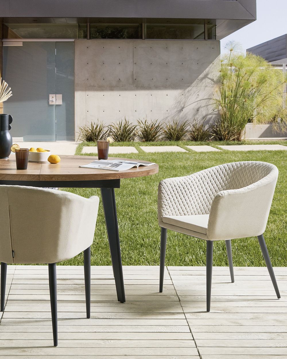 Set di 2 poltrone da giardino Beige Rivestimento in tessuto Gambe d'acciaio Arredamento da interno per esterni Resistente alle intemperie