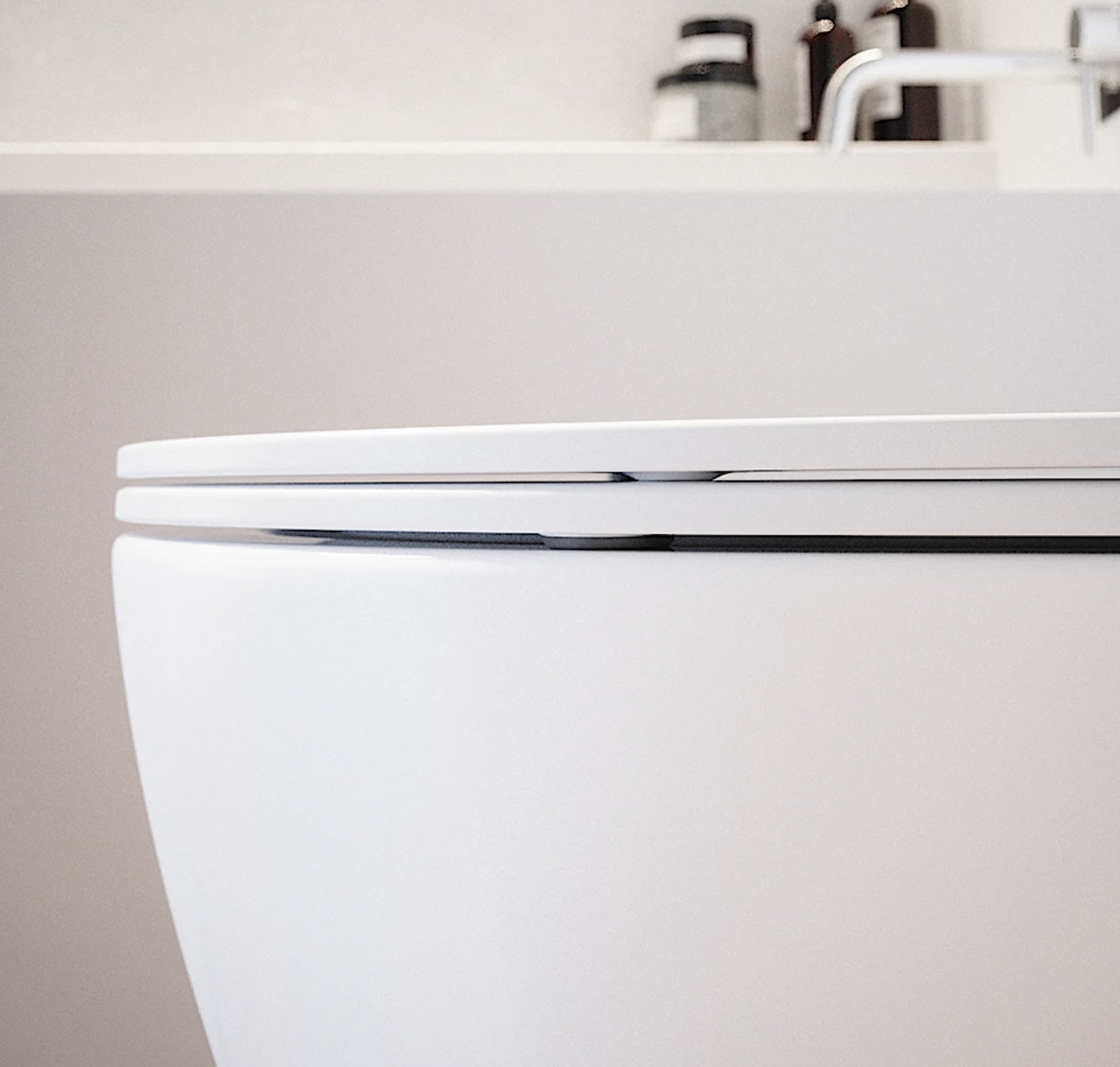 Vaso sospeso rimless in ceramica bianco lucido con copri-wc soft-close €“ SIMONA Regos