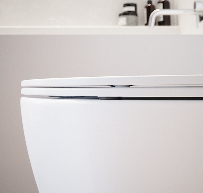 Vaso sospeso rimless in ceramica bianco lucido con copri-wc soft-close €“ SIMONA Regos
