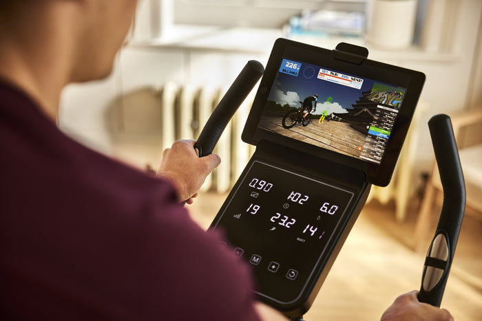 Vélo de Fitness Ergomètre - Reebok - Maison/Appartement - Modèle FR30 - Roue d'inertie 9 KG - Ecran tactile LED