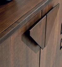 Vetrina in frassino 2 porte finitura tabacco poro aperto con zoccolo l.132 p.47 h.196