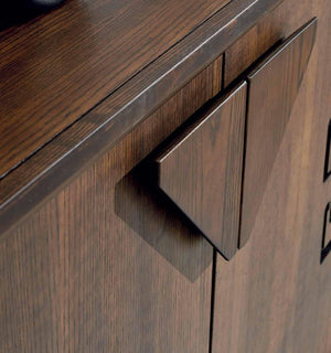 Vetrina in frassino 2 porte finitura tabacco poro aperto con zoccolo l.132 p.47 h.196