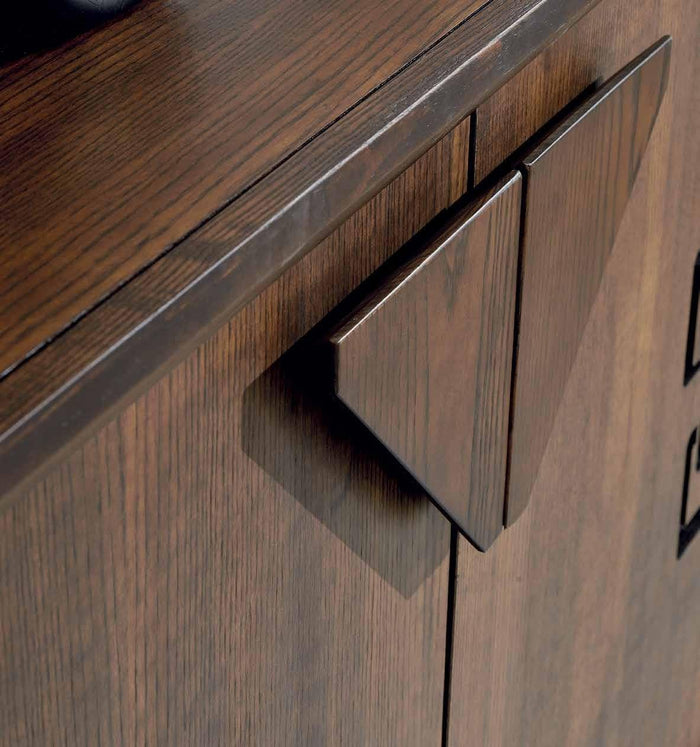 Vetrina in frassino 2 porte finitura tabacco poro aperto con zoccolo l.132 p.47 h.196