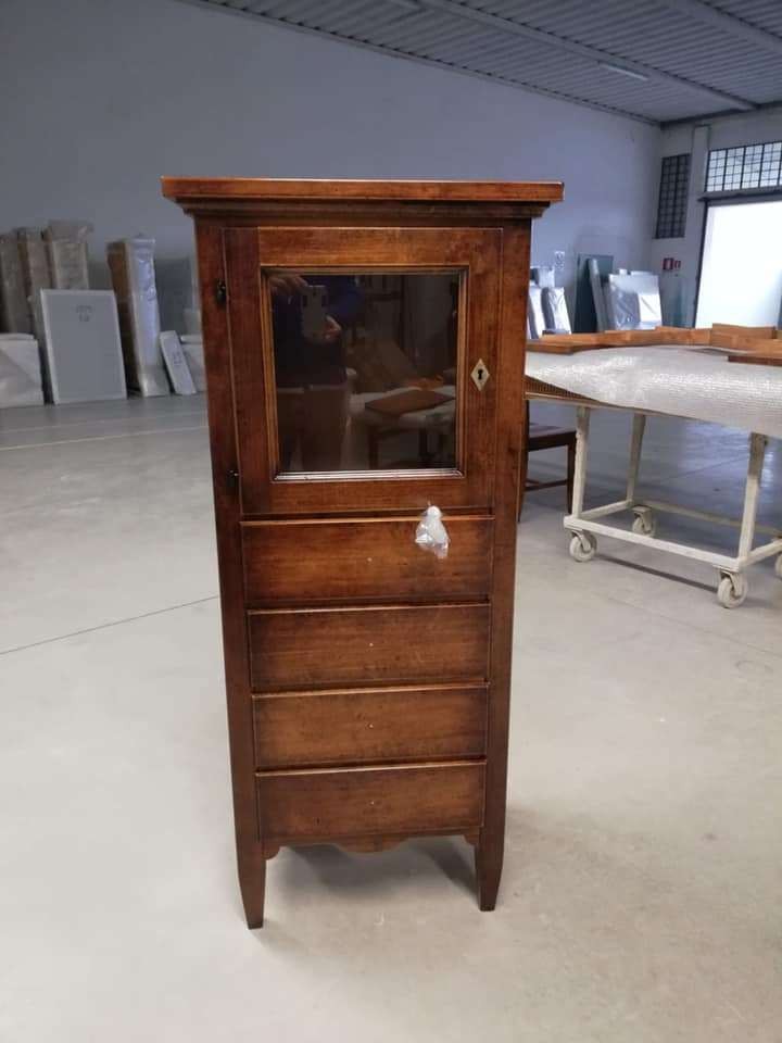 Vetrina 1 porta 4 cassetti in legno tinta noce l.57 x p.40 h.134 - Mobili 2G