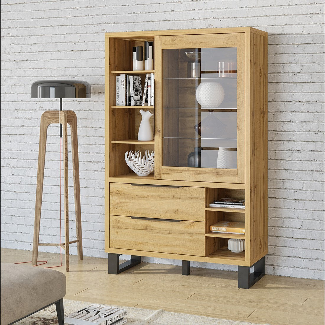 Vetrina, argenteria, credenza MILO. Color rovere e finiture nere. Mobile ideale per la tua sala da pranzo.