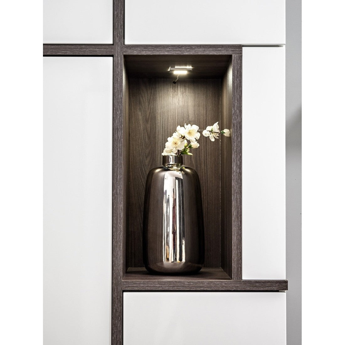 Vetrina collezione CRISS + LED. Mobile decorativo, moderno e di design per il tuo soggiorno.