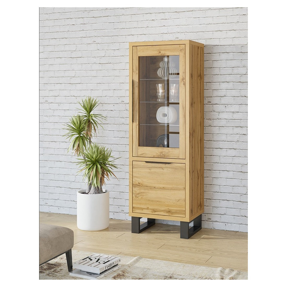 Vetrina color rovere collezione MILO. Finiture nere. Mobile ideale per la tua sala da pranzo.