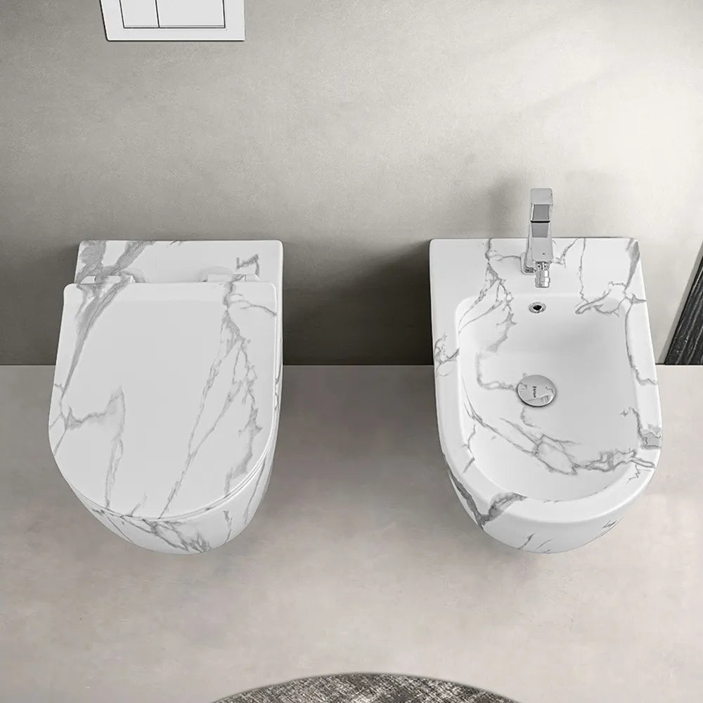 WC filomuro Rimless in ceramica marmorizzata bianca con sedile Tokyo