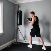 Supporto Sacco da Boxe Regolabile in Altezza e Autoportante con Base Triangolare, 170x90x182-225 cm, Nero