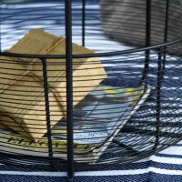 Set di 2 Tavolini da Giardino in Metallo con Ceste, Arredamento da Esterno Stile Industriale Nero