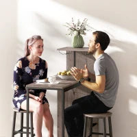 Set tavolo da bar 3 pezzi con ripiani, portabottiglie, portabicchieri e 2 sgabelli con poggiapiedi, Grigio