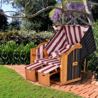 Sedia da Spiaggia 2 Posti in con Schienale Regolabile su 5 Livelli, Poggiapiedi e Tavolini Laterali, Intreccio PE, Struttura in Legno di Pino, Rosso e Bianco